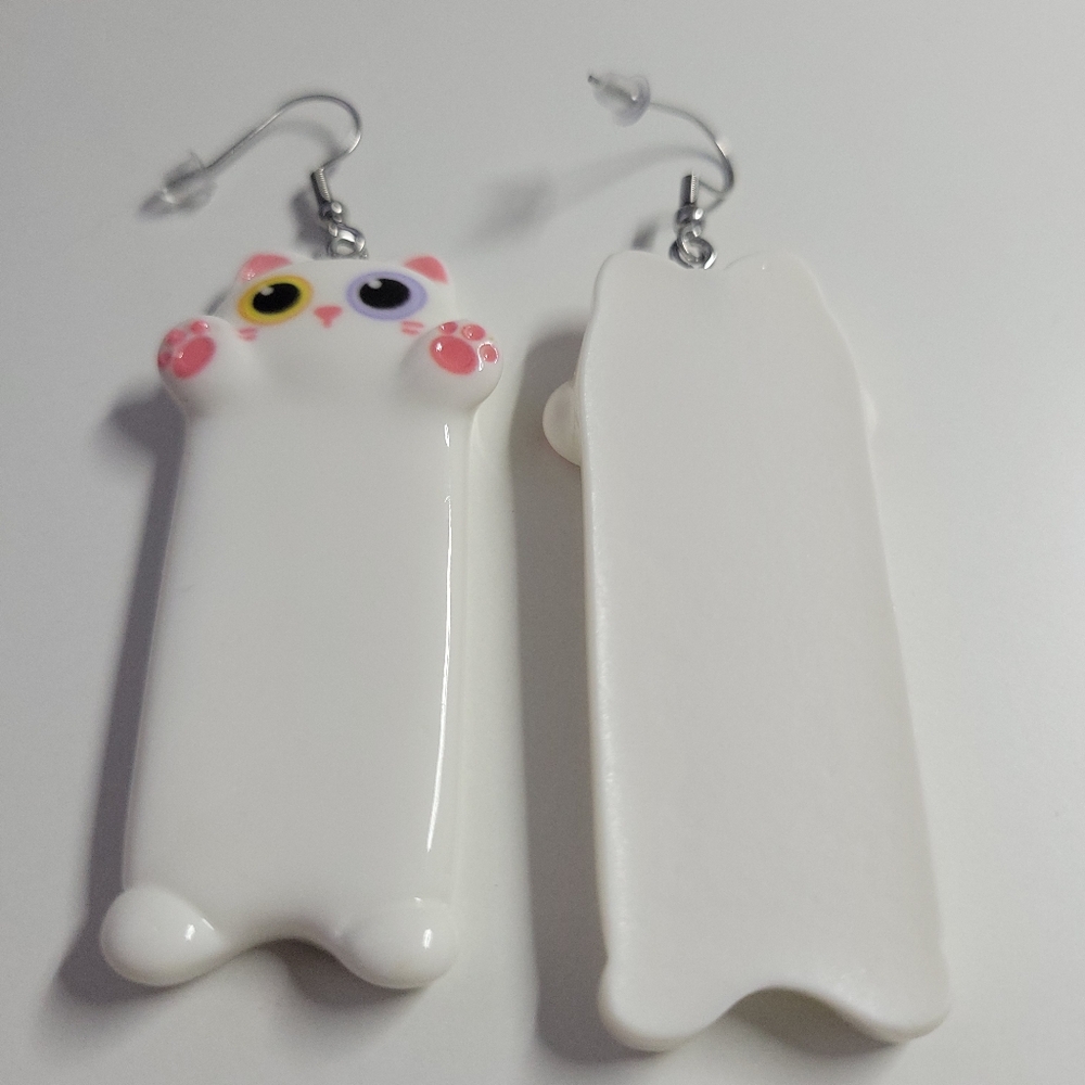 NWT Cat Lady White And Pink Cat Long Earrings Two Color Eyes Hypoallergenic - Picture 2 of 5
